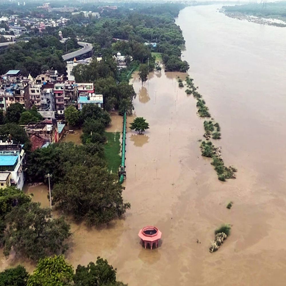दिल्ली में फ्लड रिलीफ कैंप्स-श्मशान बाढ़ में डूबे, PHOTOS:राजस्थान में 15 साल से सूखी नदी में पानी; जम्मू-श्रीनगर नेशनल हाईवे धंसा