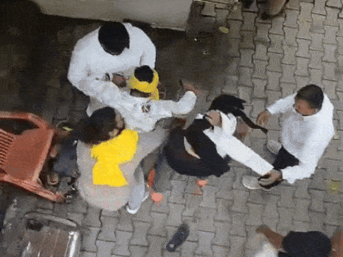 भिवानी कोर्ट में दिनहाड़े फायरिंग:रोहतक के युवक को लगी गोली, 2 दोस्त बचे; पुलिसकर्मी भागे, लोग घायल को ऑटो से अस्पताल ले गए