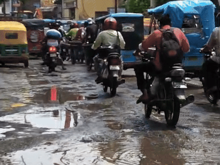 आगरा में 1km की सड़क पर 150 गड्ढे:लोहमंडी-सेंट जॉन्स रोड पर रोज लगता जाम, नाला निर्माण बना परेशानी