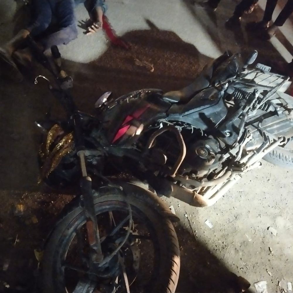 सोनभद्र में रोडवेज बस ने बाइक सवार को रौंदा, मौत:चालक बस छोड़कर फरार, ऑफिस जाते समय हुआ हादसा