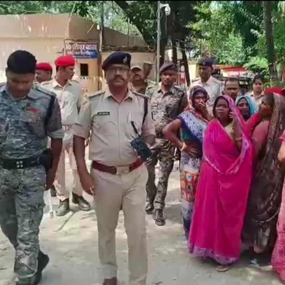 समस्तीपुर में थाना परिसर में ग्रामीणों ने किया हंगामा:पुलिसकर्मी पर थप्पड़ मारने का लगाया आरोप, गिरफ्तारी के विरोध में गुस्सा