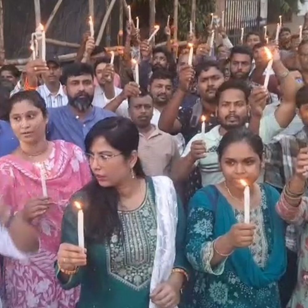 भागलपुर में कार्यपालक सहायकों का कैंडल मार्च:सरकार के खिलाफ नारेबाजी, कहा- न्यूनतम मजदूरी इतनी तय करे जिससे परिवार का भरण-पोषण ठीक से हो