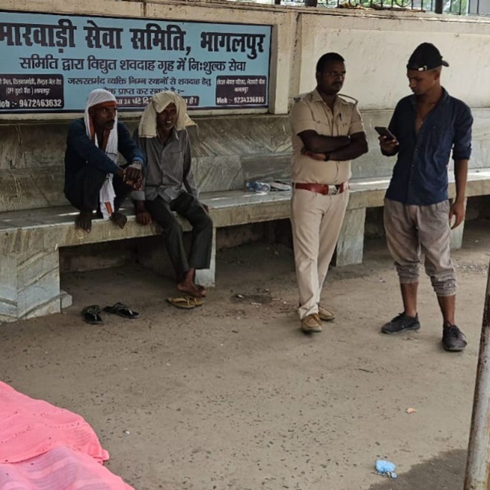 बांका में प्रेम प्रसंग में नवविवाहिता की मौत:मायके आई युवती को प्रेमी ने जहर पिलाया, खुद भी पिया; हालत गंभीर