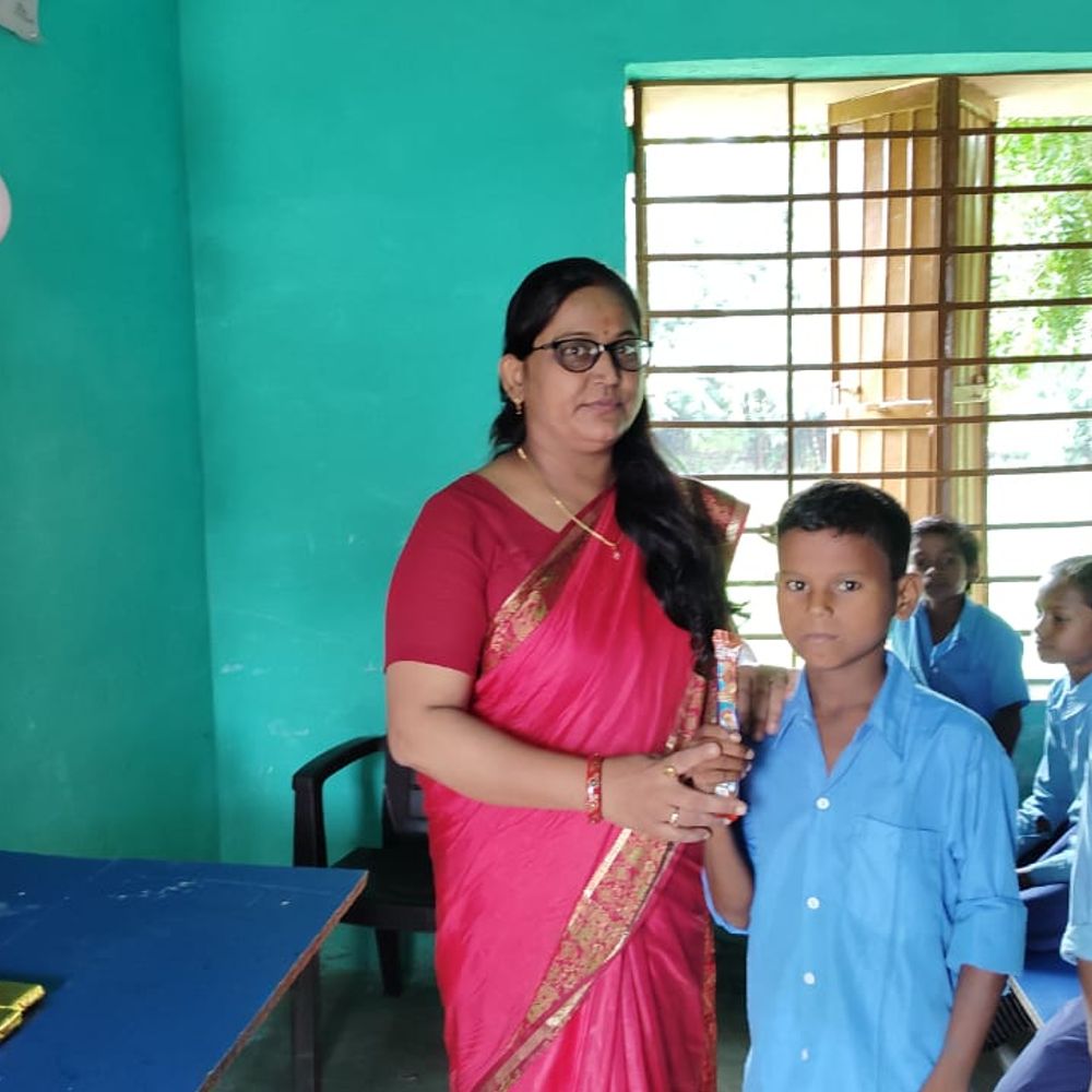 वेतन के पैसे से भूमिहीन विद्यालय को दिलाई जमीन