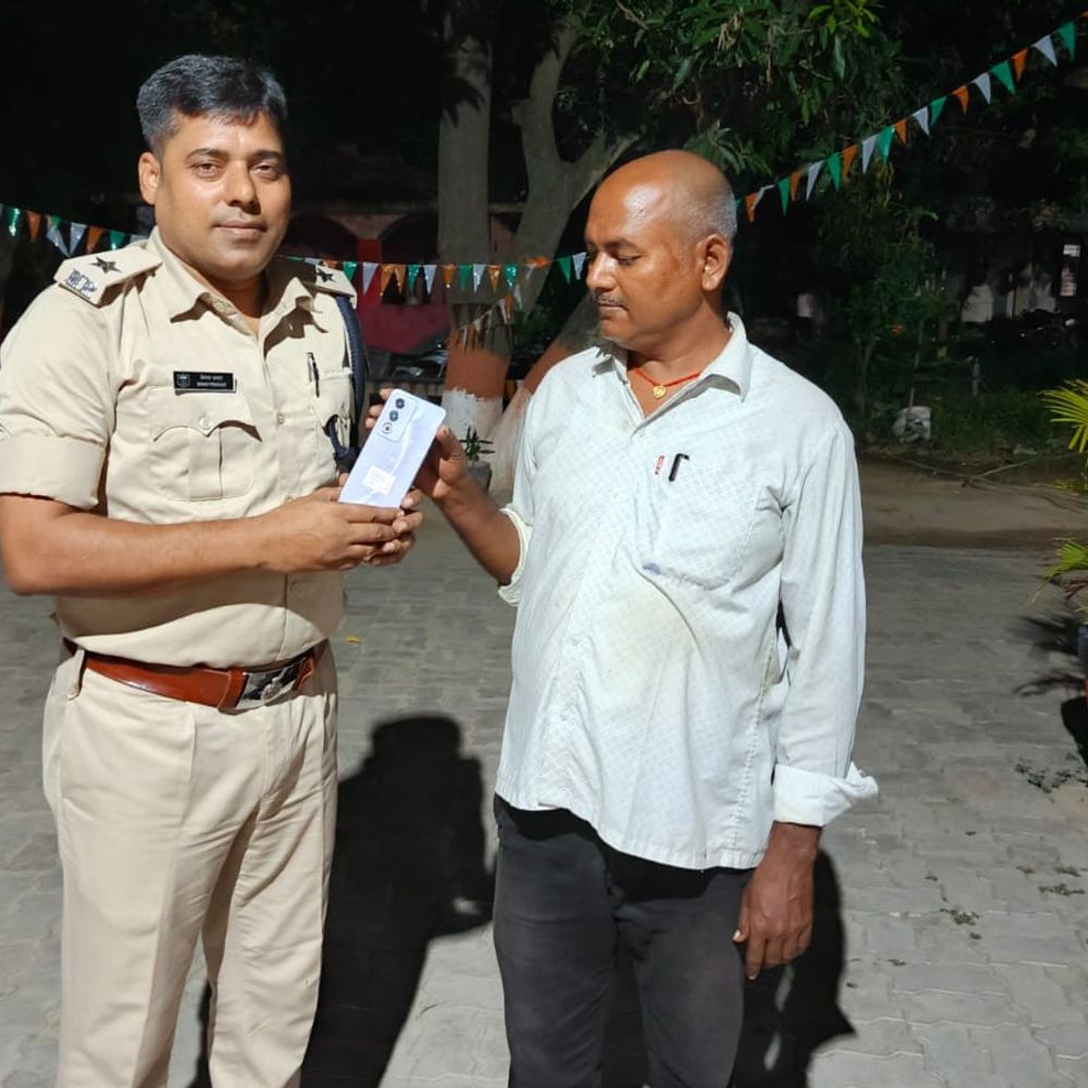 तरियानी में मोबाइल चोरी का मामला सुलझा:10 दिन के अंदर पुलिस ने गायब फोन खोज निकाला, मालिक को सौंपा