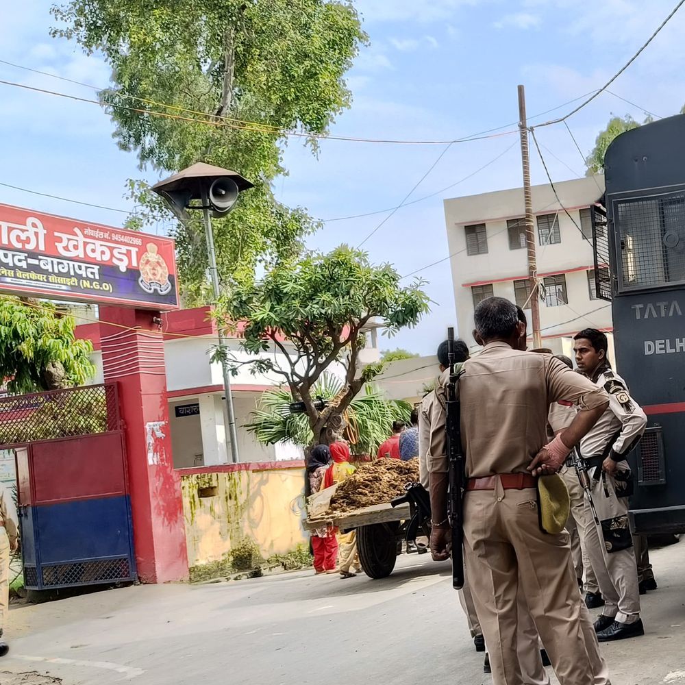 ससुर की तेरहवीं में शामिल हुआ योगेश भाटी:10 घंटे की पैरोल पर दिल्ली पुलिस लेकर पहुंती बागपत