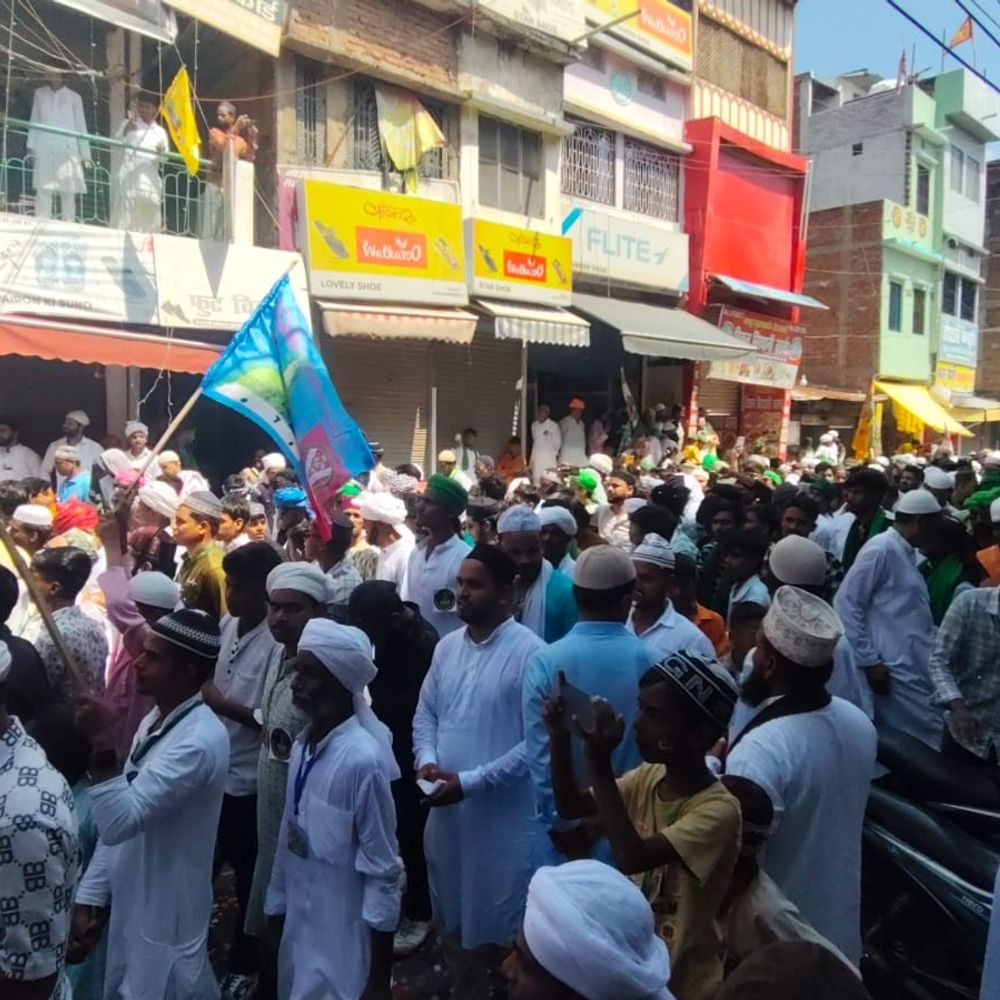 बक्सर में ईद-ए-मिलादुन्नबी का जुलूस:इस्लामिक झंडों के साथ हजारों लोग हुए शामिल, जुलूस मार्ग पर ब्लीचिंग पाउडर का छिड़काव