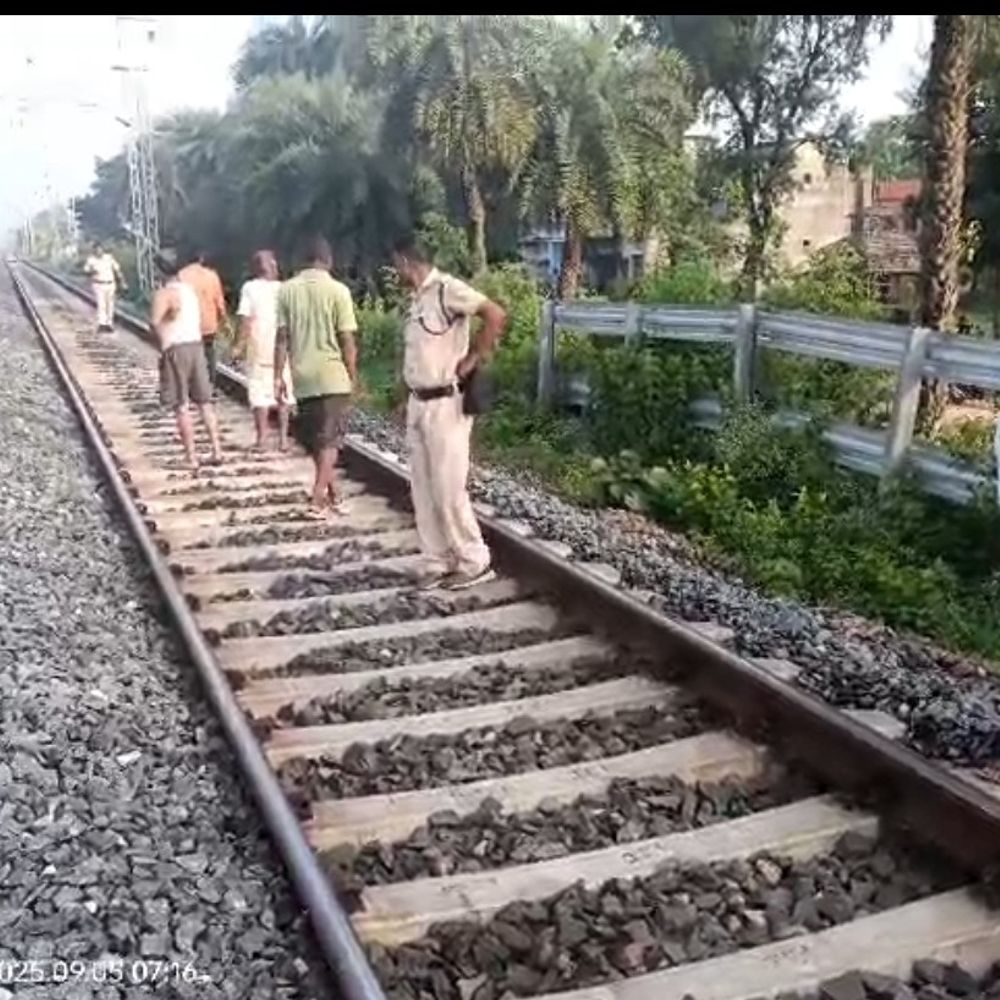 परसाबाद स्टेशन के पास रेलवे ट्रैक पर मिला शव:  पोल संख्या 366/7 के पास मिला अज्ञात व्यक्ति की मिली लाश, जांच में जुटी आरपीएफ – koderma News