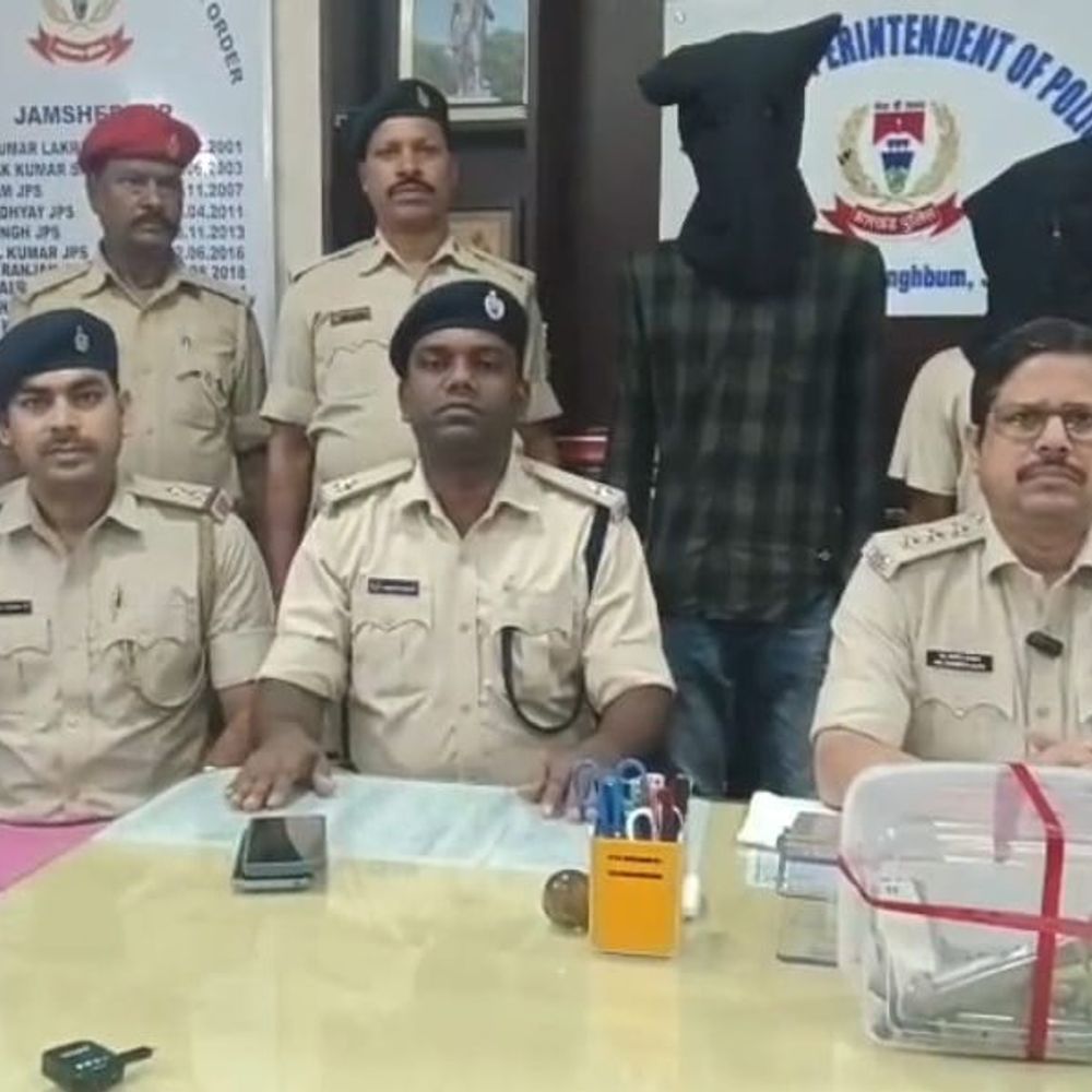 जमशेदपुर में दो अपराधी हथियार समेत गिरफ्तार:  खरकाई नदी के पास से दो पिस्तौल और कारतूस बरामद, तीसरे आरोपी की तलाश जारी – Jamshedpur (East Singhbhum) News