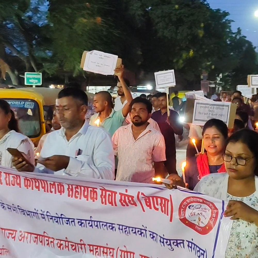 मधेपुरा में कार्यपालक सहायकों का मशाल जुलूस:11 सूत्री मांगों को लेकर सरकार के खिलाफ नारेबाजी, कहा- सौतेला व्यवहार बर्दाश्त नहीं