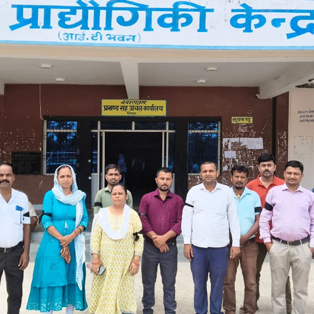 मांगों के समर्थन में कार्यपालक सहायकों ने दूसरे दिन भी काला बिल्ला लगाया