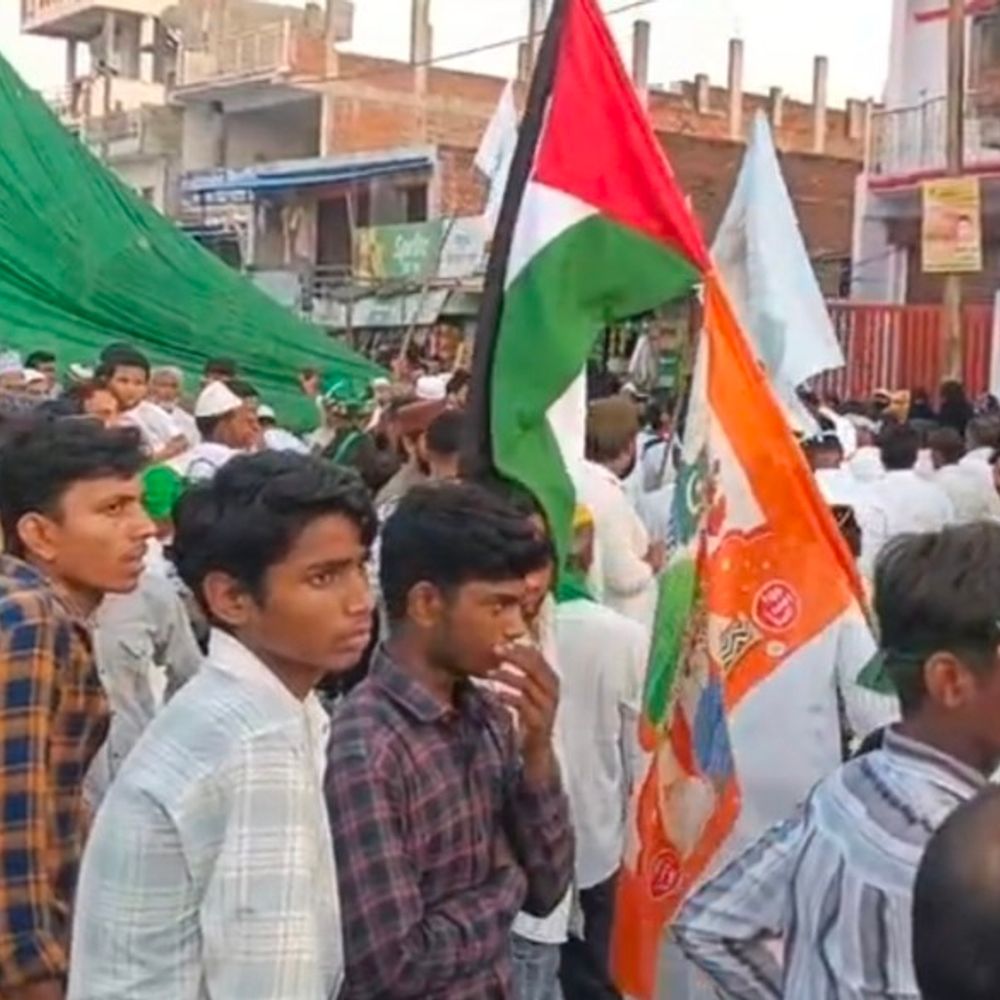 दो युवकों ने लहराया फिलिस्तीनी झंडा, VIDEO:अमेठी में बारावफात जुलूस के दौरान विवाद, पुलिस कर रही तलाश