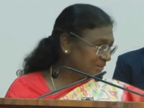 CM सिद्धारमैया ने राष्ट्रपति से पूछा- कन्नड़ आती है:मुर्मू बोलीं- हर भाषा-परंपरा से प्यार, कन्नड़ भी सीखूंगी; BJP का सवाल- सोनिया से पूछने की हिम्मत है