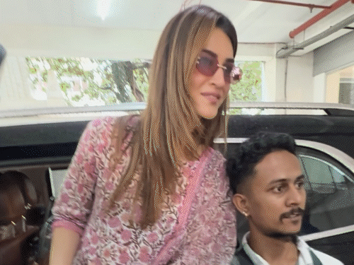 गणपति दर्शन के लिए टी-सीरीज ऑफिस पहुंचे सेलेब्स:सिंपल लुक में दिखीं कृति सेनन और श्रीलीला, पैपराजी को प्रसाद बांटते नजर आए जैकी श्रॉफ