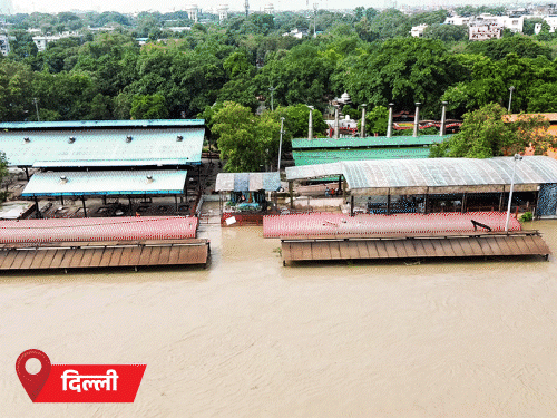 दिल्ली में सिविल लाइंस समेत कई इलाकों में पानी भरा:पंजाब के 1900 गांवों में बाढ़; यूपी के मथुरा में यमुना से सटी कॉलोनियों में पानी भरा