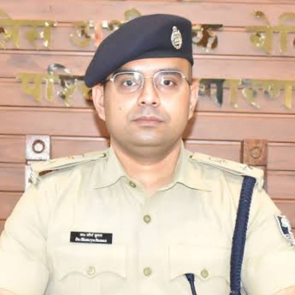 बेतिया: SP ने श्रीनगर थाना के चौकीदार को किया सस्पेंड:शराब माफिया को गुप्त जानकारी देने का लगा आरोप, FIR दर्ज