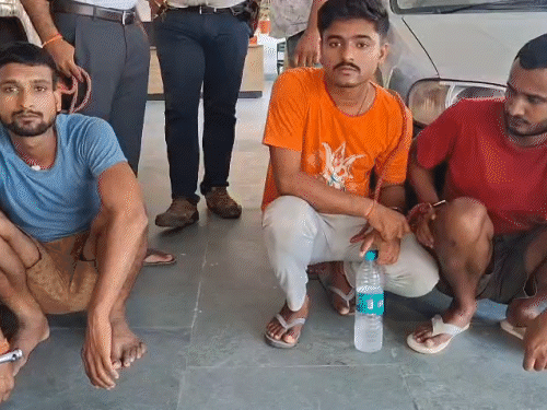 मुजफ्फरपुर में 35 लाख रुपए की शराब जब्त:86 कार्टन विदेशी शराब के साथ 3 तस्कर अरेस्ट, भूसे की आड़ में कर रहे थे तस्करी