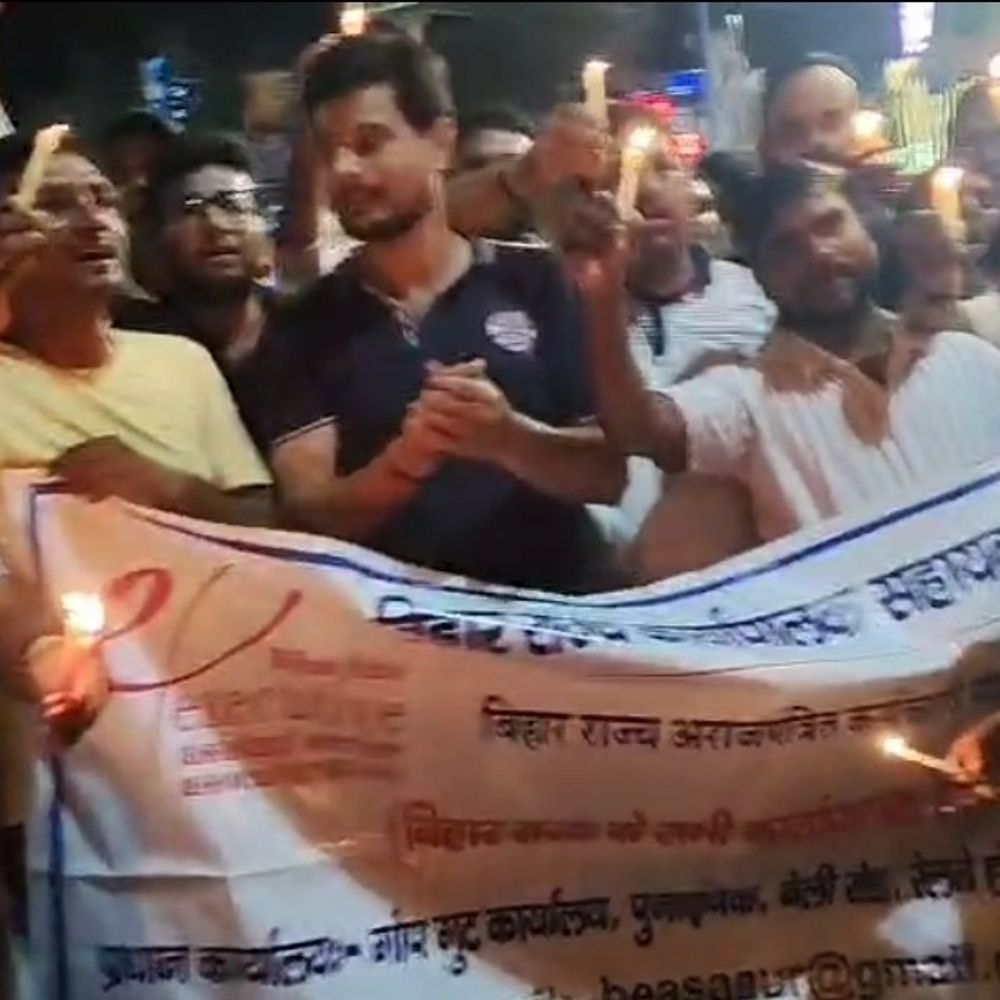 औरंगाबाद में कार्यपालक सहायकों ने निकाला कैंडल मार्च:पूर्व सांसद को सौंपा मांगों से संबंधित ज्ञापन, बोले- कार्यपालक सहायकों का अनदेखी कर रही सरकार