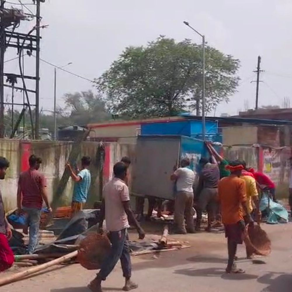 दुर्गापूजा से पहले धनबाद में अतिक्रमण हटाया गया:  नगर निगम ने सड़कों से हटाईं 45 अस्थायी दुकानें, जाम से बचने के लिए एक्शन – Dhanbad News