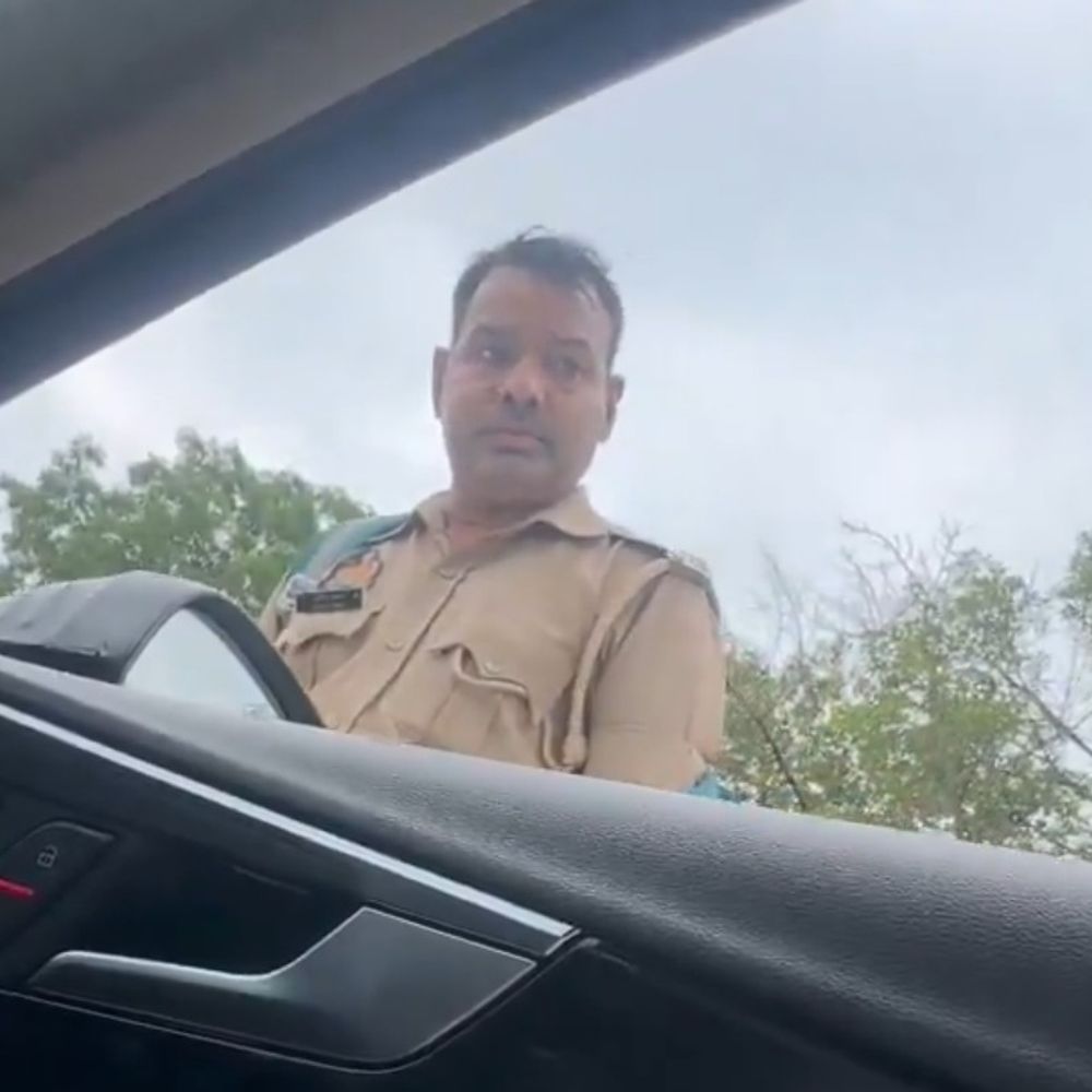 ग्रेटर नोएडा में कॉन्स्टेबल ने कार चालक को धमकाया:शराब के नशे में बोला- गोली मार दूंगा, सस्पेंड