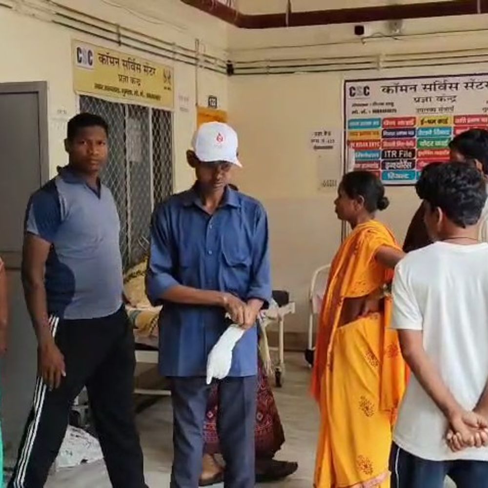 अज्ञात वाहन की टक्कर से पिता की मौत, बेटा जख्मी:  गुमला में कार्तिक उरांव कॉलेज के पास हुआ हादसा, रिश्तेदार से मिल पैदल लौट रहे थे दोनों – Gumla News