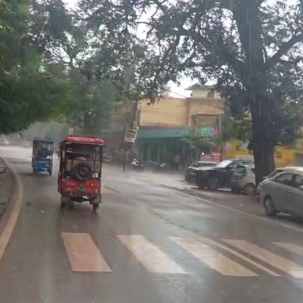 बिजनौर में मौसम का बदला मिजाज:दोपहर में छाए काले बादल, तेज बारिश से गर्मी से मिली राहत