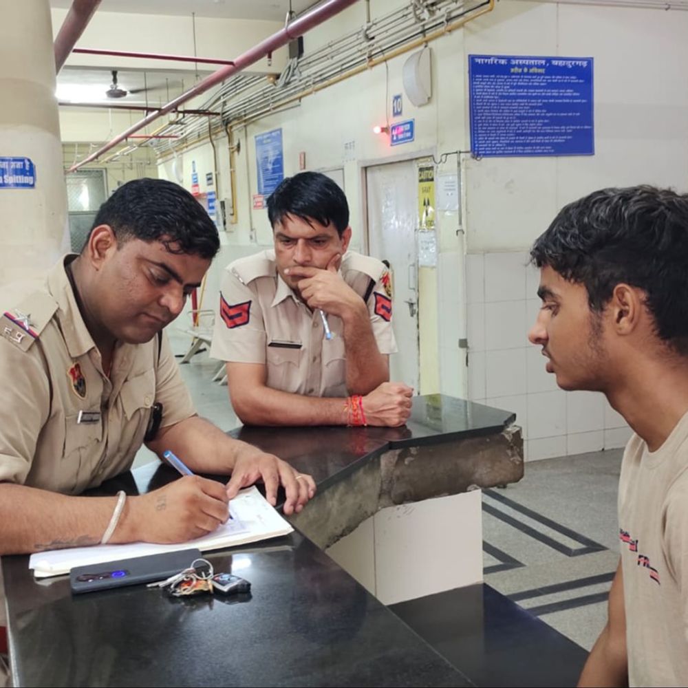 बहादुरगढ़ में धार्मिक स्थल पर तालाब में डूबे दो युवक:  एक की मौत, दूसरा पीजीआई में भर्ती, पैर फिसलने से हादसा – bahadurgarh (jhajjar) News