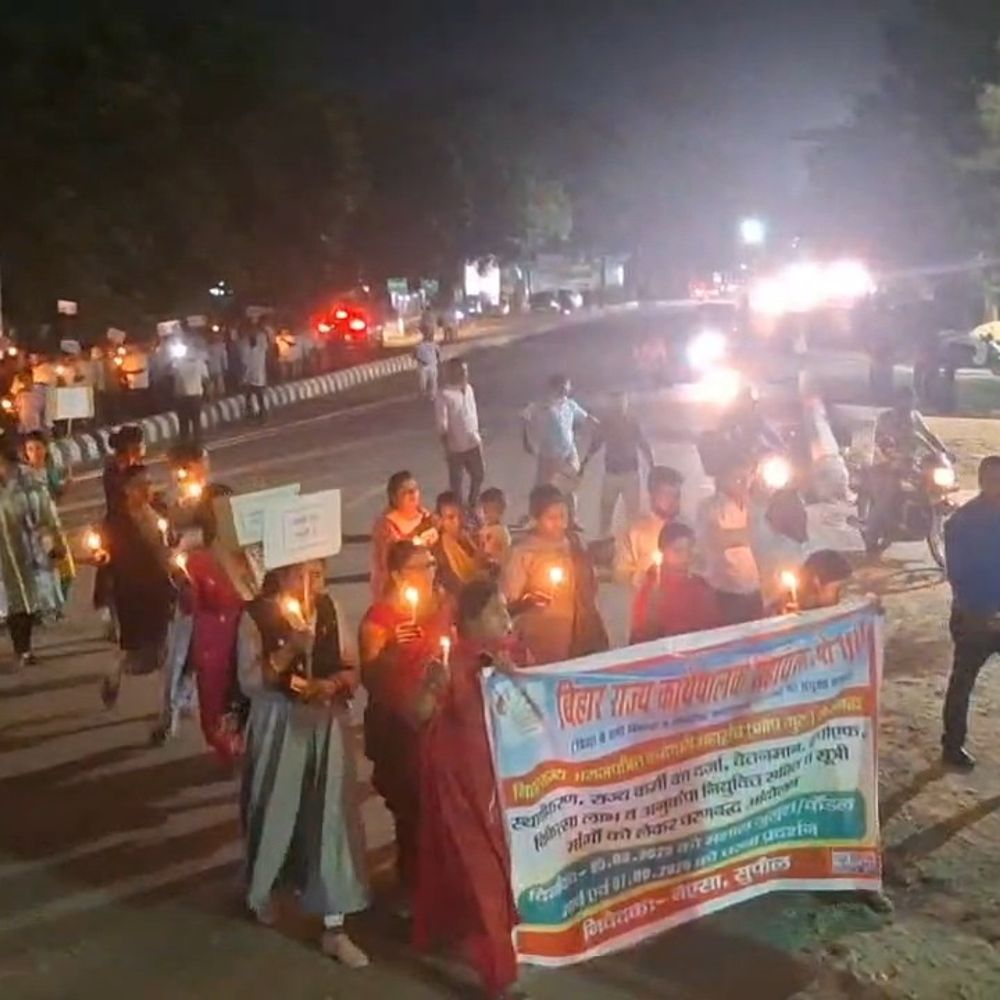 सुपौल में कार्यपालक सहायकों का कैंडल मार्च:स्थायीकरण और वेतनमान समेत कई मांगों को लेकर कलेक्ट्रेट से लोहिया चौक तक प्रदर्शन