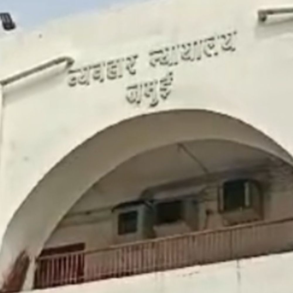 शराब तस्करी का आरोपी पुलिस को चकमा देकर फरार:जमुई में पेशी के दौरान भागा, गिरफ्तारी के लिए छापेमारी कर रही पुलिस