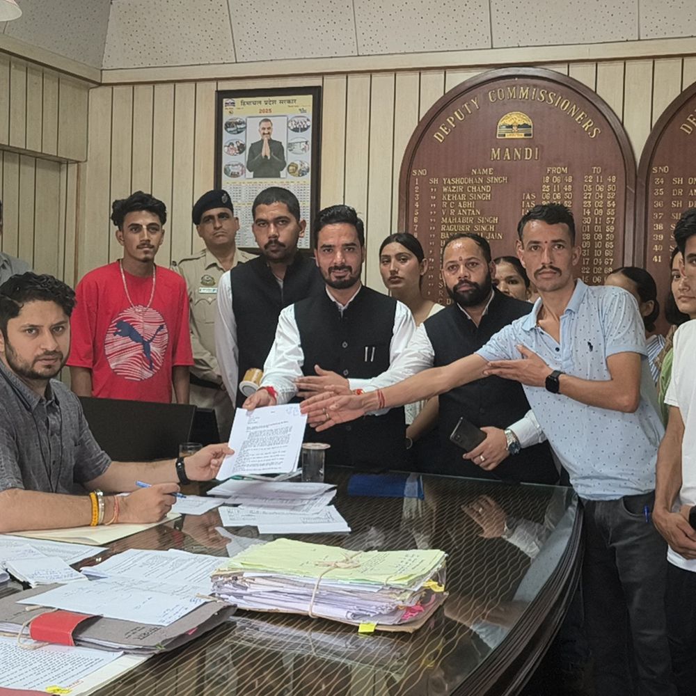 मंडी के बालीचौकी में आपदा से बिगड़े हालात:  डीसी से मिले युवा, बोले- बिजली-नेटवर्क ठप, 90% सड़कें बंद; सेब सीजन में किसान परेशान – Mandi (Himachal Pradesh) News