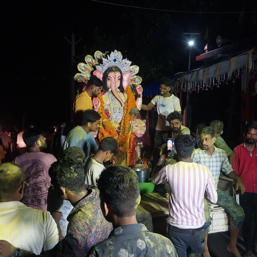 अररिया में भगवान गणेश को दी गई भावभीनी विदाई:11 दिन के उत्सव का हुआ समापन, ढोल-नगाड़ों के साथ सैकड़ों श्रद्धालुओं के साथ निकली झांकी