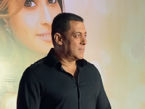 पंजाब बाढ़: मदद के लिए आगे आए सलमान खान:एक्टर के एनजीओ ने रेस्क्यू ऑपरेशन के लिए भेजी 5 नावें, गांवों को भी लेंगे गोद