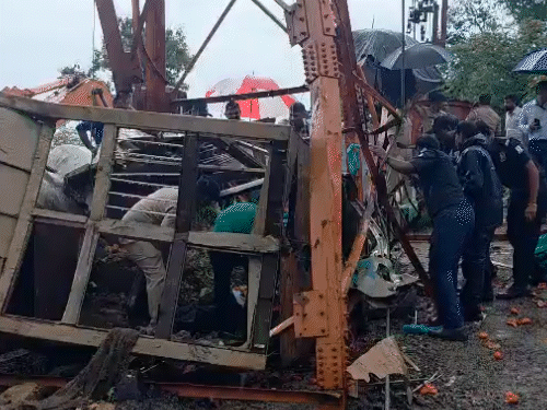 गुजरात के पावागढ़ शक्तिपीठ में गुड्स रोपवे टूटा,6 की मौत:मरने वालों में लिफ्ट ऑपरेटर और मजदूर शामिल; कई लोग घायल