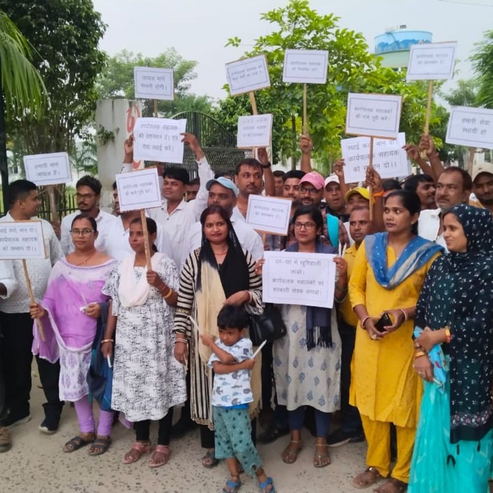 कार्यपालक सहायकों का शिवहर में कैंडल मार्च:स्थायीकरण और वेतनमान समेत 11 मांगों को लेकर प्रदर्शन, 7 सितंबर को धरना