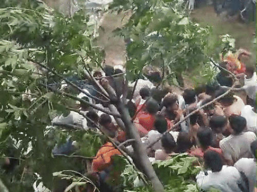 हिसार में माइनर टूटने पर हिंसक झड़प, VIDEO:जमकर पथराव, 25 घायल, लोग बोले- जानबूझकर तोड़ी; माहौल तनावपूर्ण, पुलिस तैनात