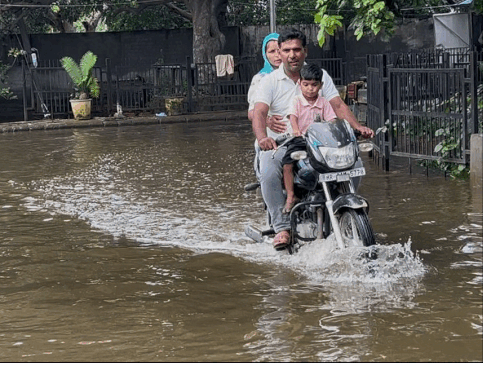 हांसी के सरकारी अस्पताल में जलभराव, मरीज परेशान:  मुख्य द्वार से शवगृह तक पानी ही पानी, मेडिकल स्टोर की खिड़की बंद – Hansi News