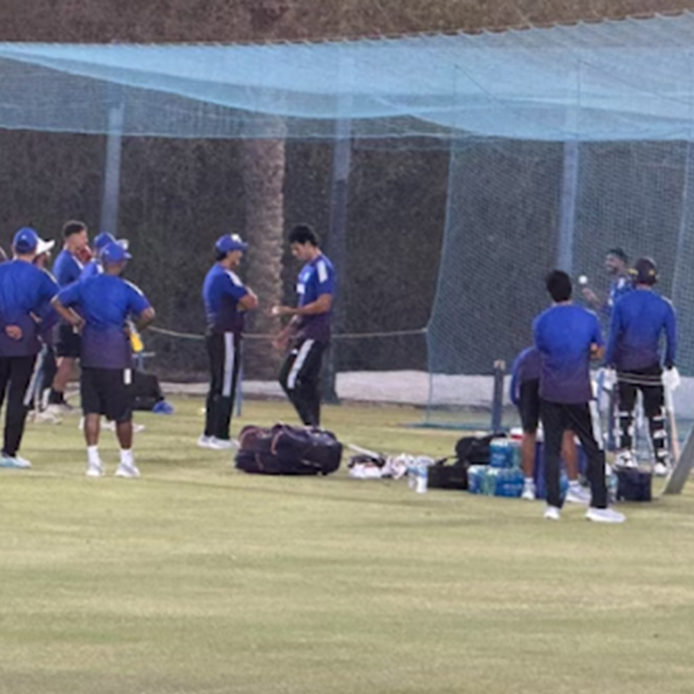 टीम इंडिया की दुबई में एशिया कप की तैयारी शुरू:ICC अकादमी में अभ्यास के दौरान सैमसन और बुमराह बातचीत करते हुए दिखे