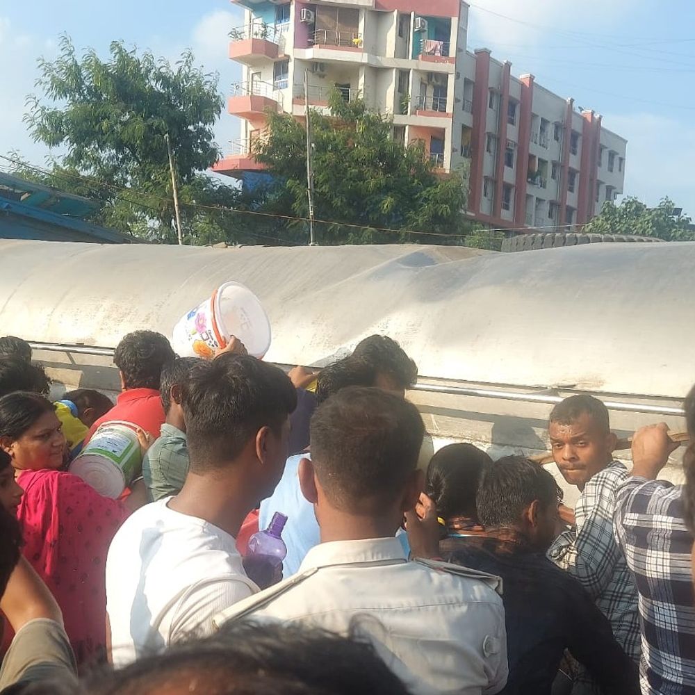दूध टैंकर-ऑटो और बाइक में टक्कर, 7 लोग घायल:दूध लूटने के लिए बर्तन-बाल्टी, बोतल लेकर पहुंचे लोग, घायलों को अस्पताल में कराया भर्ती
