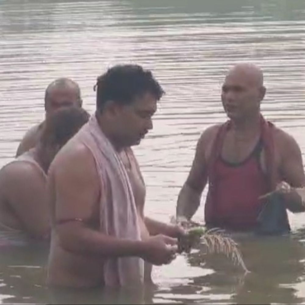 आज से तर्पण शुरू, पितृपक्ष की शुरुआत:दरभंगा के तालाब में उमड़े लोग, घाट की साफ-सफाई की कमी पर ग्रामीणों ने जताई नाराजगी
