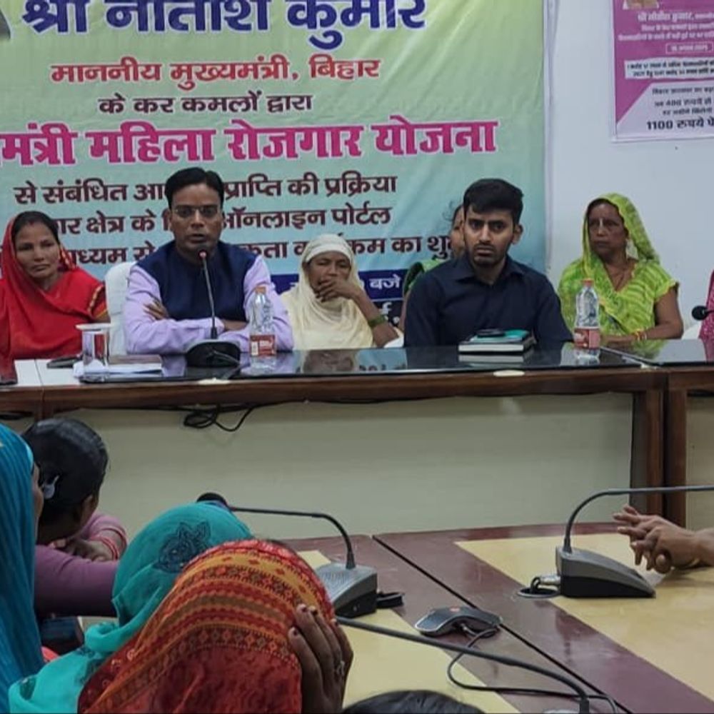 'लखपति दीदी अब बनेंगी करोड़पति':डीएम ने कहा- मुख्यमंत्री महिला रोजगार योजना से जिंदगी में आएगा बदलाव