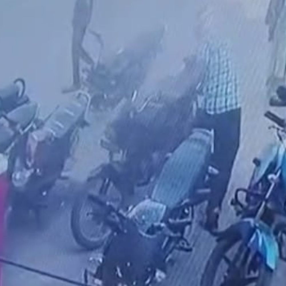 हाथरस में अस्पताल के बाहर से बाइक चोरी:सीसीटीवी में कैद हुई वारदात, मुंह पर गमछा बांधकर आया था