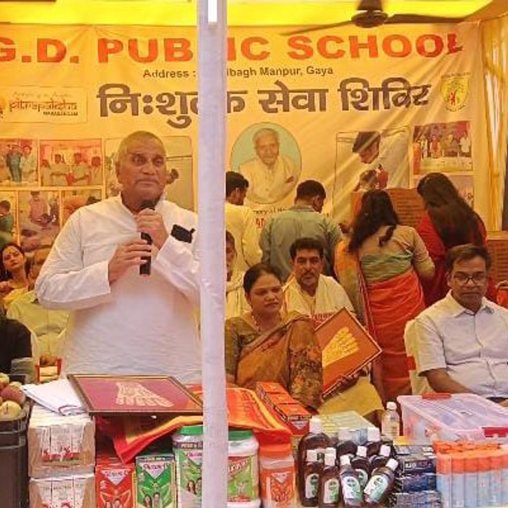 नि:शुल्क शिविर में तीर्थयात्रियों को मिल रहा नींबू पानी-ग्लूकोज:प्राथमिक चिकित्सा और व्हीलचेयर की भी सुविधा, 15 दिन तक दी जाएगी सेवा