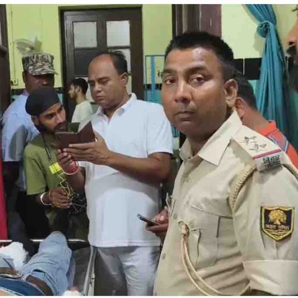 मोतिहारी में दो बाइकों की आमने-सामने टक्कर, दो युवक गंभीर:एक की हालत नाजुक, हादसे के बाद दोनों को निजी अस्पताल रेफर