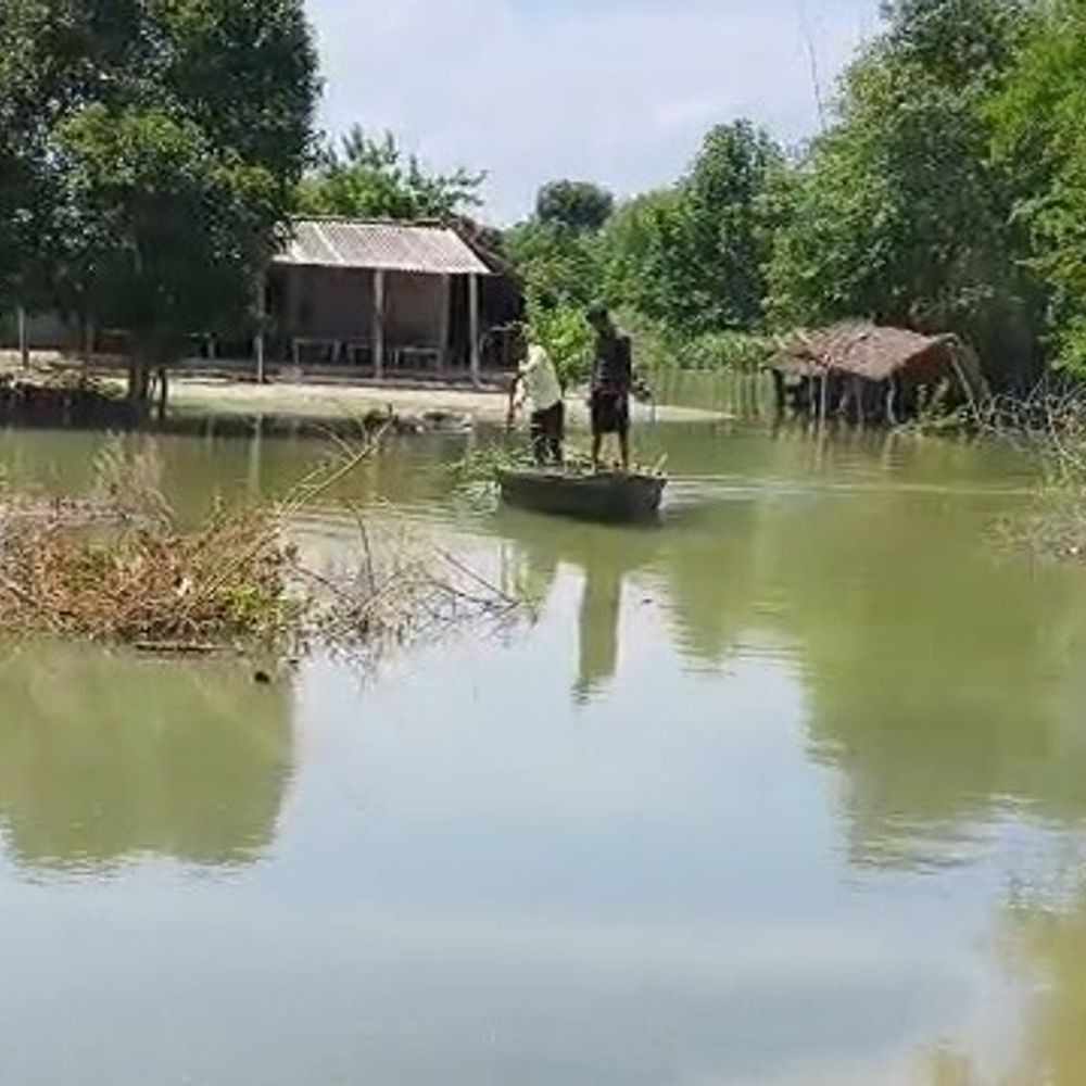 गोंडा में घाघरा नदी का जलस्तर 13 सेंटीमीटर घटा:55 मजरों में नाव बनी जीवन रेखा, फूस के घरों में भरा पानी