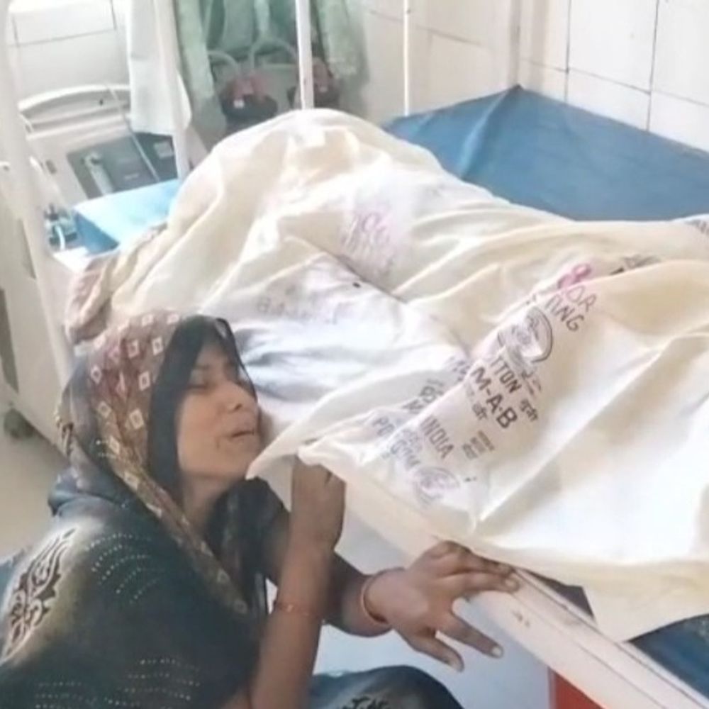 हाईवे पार करते समय कक्षा दो के छात्र की मौत:संभल में सड़क हादसा, मां और 4 भाई-बहन हुए बेसुध