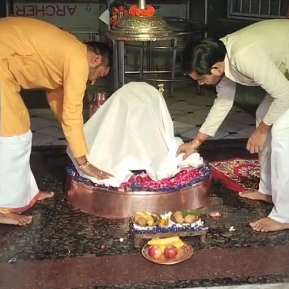 108 साल बाद लग रहा पूर्ण चंद्र ग्रहण:रात 9:57 से सुबह 1:57 तक दिखेगा ब्लड मून, मंदिरों के कपाट बंद किए गए