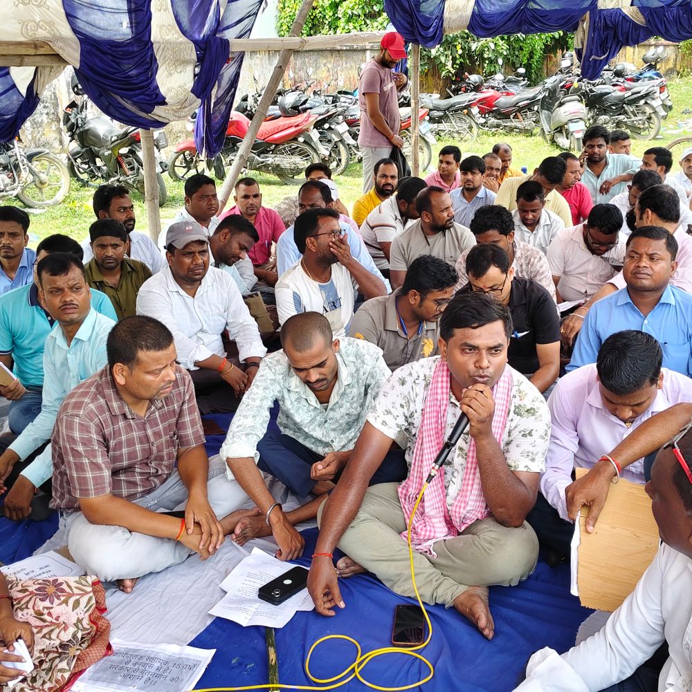 कार्यपालक सहायकों का वेतन वृद्धि के लिए आंदोलन:मधेपुरा में 250 कर्मियों ने किया धरना, 10 सूत्री मांगों को लेकर सरकार को दी चेतावनी