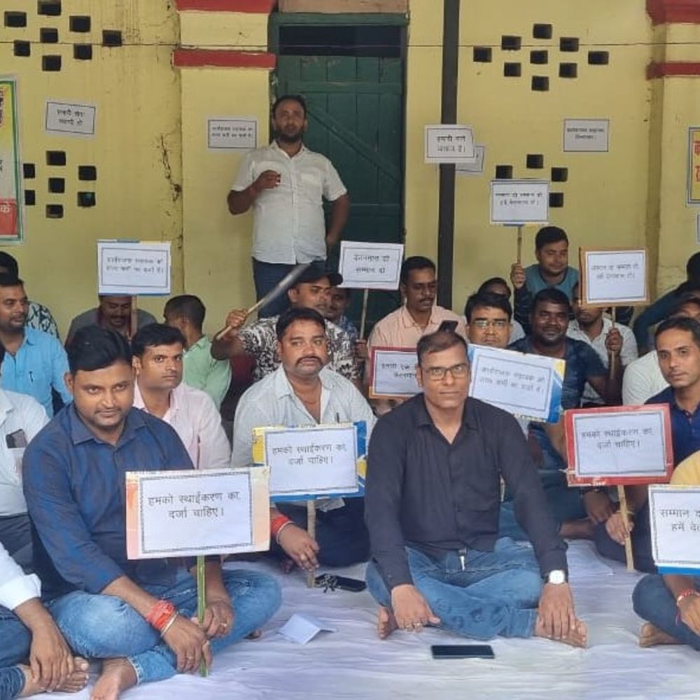 बिहार में कार्यपालक सहायकों का धरना:जमुई समाहरणालय में 11 सूत्री मांगों को लेकर प्रदर्शन, वेतनमान समेत कई मुद्दे शामिल