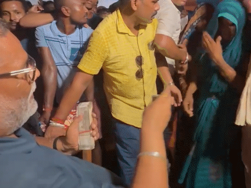 पूर्णिया में बाढ़ पीड़ितों से मिले सांसद पप्पू यादव:500 से अधिक लोगों के बीच राशन और रुपए बांटे; बोले- जनता के साथ अन्याय नहीं होने देंगे