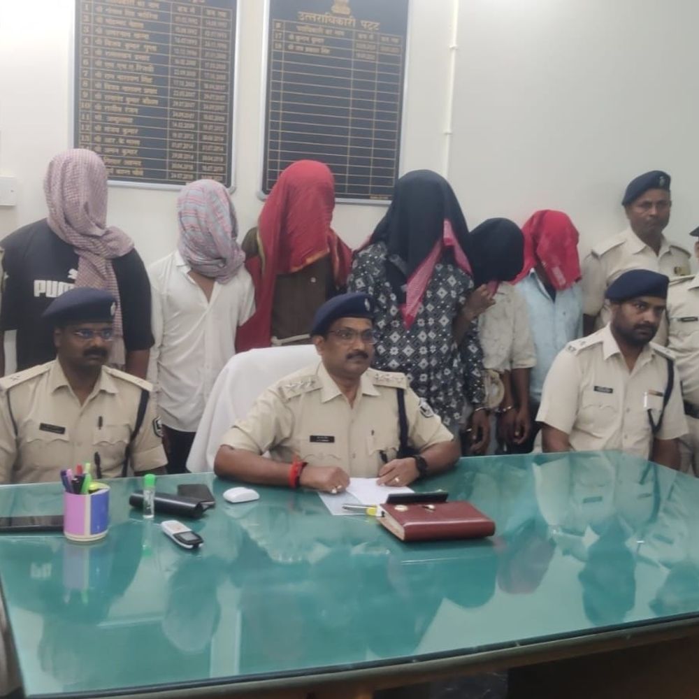 बेतिया में 13 अपराधी गिरफ्तार:464 लीटर अवैध शराब जब्त, 3.76 लाख रुपए का जुर्माना वसूला